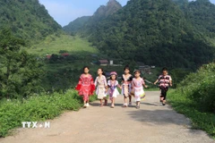 Học sinh xã Hòa An, Cao Bằng náo nức đến trường ngày khai giảng. (Ảnh: Chu Hiệu/TTXVN)