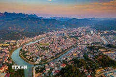 Bộ mặt đô thị của tỉnh Cao Bằng đã có nhiều thay đổi sau 40 năm đổi mới. (Ảnh: TTXVN phát)