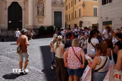 Người dân tránh nắng nóng dưới bóng râm tại Rome, Italy tháng 7/2026. (Ảnh: THX/TTXVN phát) 
