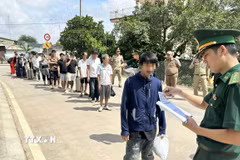 Tiếp nhận công dân Việt Nam do lực lượng chức năng Campuchia trao trả. (Ảnh: Nhựt An/TTXVN)