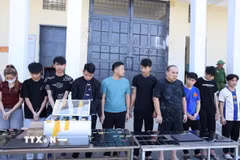 Các đối tượng trong đường dây rửa tiền do Công an tỉnh Hà Tĩnh triệt phá. (Ảnh: TTXVN phát)
