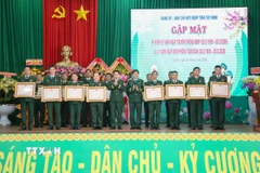 Cán bộ sỹ quan thuộc Ban Chỉ huy Bộ đội Biên phòng tỉnh Tây Ninh vinh dự nhận Huy chương Quân kỳ Quyết thắng. (Ảnh: Giang Phương/TTXVN)