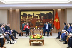 Thủ tướng Phạm Minh Chính tiếp bà Reva Price, Chủ tịch Ủy ban Đánh giá Kinh tế và An ninh Hoa Kỳ-Trung Quốc. (Ảnh: Dương Giang/TTXVN)