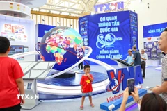 Người dân tham quan Khu trưng bày của TTXVN tại Triển lãm thành tựu Đất nước 