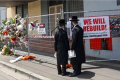 Mọi người tụ tập bên ngoài Nhà thờ Do Thái Adass Israel bị hỏa hoạn tàn phá ở Melbourne, ngày. (Ảnh: AP)