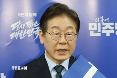 Ông Lee Jae Myung, cựu Chủ tịch đảng Dân chủ (DP) đối lập chính tại Hàn Quốc, phát biểu với báo giới ở Chungcheong ngày 19/4/2025. (Ảnh: Yonhap/TTXVN)
