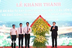 Phó Thủ tướng Chính phủ Mai Văn Chính tặng hoa cho chủ đầu tư và đơn vị thi công. (Ảnh: Đại Nghĩa/TTXVN)