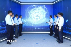 Các đại biểu bấm nút khai trương Trung tân Báo chí Thủ đô. (Ảnh: Quốc Lũy/TTXVN)