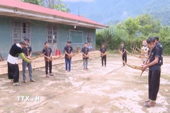 Lớp học khèn Mông của những người "giữ lửa" tiếng khèn trên non cao Trạm Tấu. (Ảnh: Tuấn Anh/TTXVN)