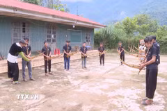 Lớp học khèn Mông của những người "giữ lửa" tiếng khèn trên non cao Trạm Tấu. (Ảnh: Tuấn Anh/TTXVN)