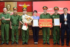 Khen thưởng các lực lượng triệt phá vụ án ma túy quy mô lớn. (Ảnh: Tuấn Anh/TTXVN)