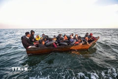 (Tư liệu) Người di cư lênh đênh trên Địa Trung Hải ở ngoài khơi bờ biển thành phố Sfax, Tunisia. (Ảnh: AFP/TTXVN)