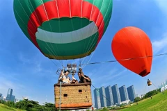Đến Cần Giờ Tết này, du khách được trải nghiệm bay khinh khí cầu miễn phí, ngắm toàn cảnh rừng ngập mặn Cần Giờ và biển xanh mênh mông. (Nguồn: Vietnam+)