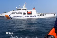 Tàu Cảnh sát biển 8005 đang trực tuần tra trên biển. (Ảnh: TTXVN phát)