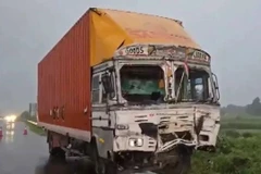 Vụ tai nạn xảy ra lúc 2h15 sáng khi chiếc xe tải đâm vào xe chở khách đang trên đường đến một ngôi đền ở bang Rajasthan lân cận.