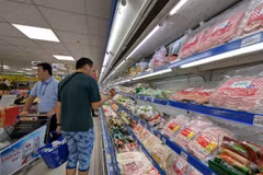 Người mua hàng tại một siêu thị ở Thành phố Hồ Chí Minh
