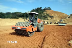 Thi công dự án cao tốc cửa khẩu Hữu Nghị-Chi Lăng. (Ảnh: Văn Đạt/TTXVN)