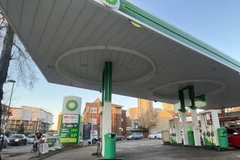 Một trạm xăng tại London vắng khách, giữa áp lực giá năng lượng leo thang. (Ảnh: Hương Giang/TTXVN) 