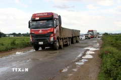 Tình trạng xe tải trọng lớn vô tư lưu thông, đặc biệt là sự xuất hiện của những đoàn xe đầu kéo mang biển số Lào. (Ảnh: Văn Tý/TTXVN)