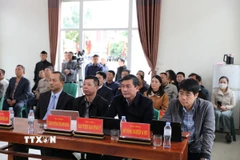 Đại diện các ngành chức năng đã cùng bà con ngư dân Sầm Sơn tọa đàm, trao đổi pháp luật về chống khai thác IUU. (Ảnh: Hoa Mai/TTXVN)