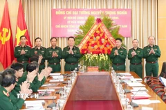 Đại tướng Nguyễn Trọng Nghĩa, Ủy viên Bộ Chính trị, Bí thư Trung ương Đảng, Chủ nhiệm Tổng cục Chính trị Quân đội Nhân dân Việt Nam tặng hoa chúc mừng Học viện Chính trị nhân kỷ niệm 43 năm Ngày Nhà giáo Việt Nam. (Ảnh: Trọng Đức/TTXVN)