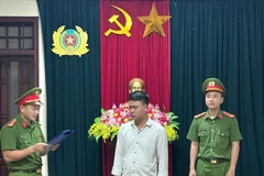 Cơ quan chức năng đọc lệnh bắt tạm giam đối với Hồ Văn Dũng. (Ảnh: Công an cung cấp) 