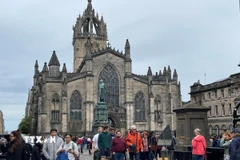 Người dân và du khách ở Edinburgh, Anh. (Ảnh: Minh Hợp/TTXVN) 