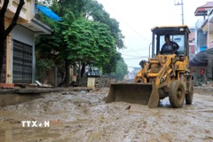Lào Cai: Nước rút, một số tuyến đường vẫn ngổn ngang bùn đất