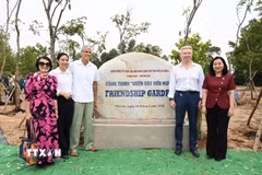 Các đại biểu tại lễ khánh thành Vườn cây hữu nghị tại phường Phú An, Thành phố Hồ Chí Minh. (Ảnh: Xuân Khu/TTXVN)