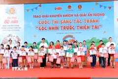 Ban Tổ chức trao giải cuộc thi sáng tác tranh "Góc nhìn trước thiên tai." (Ảnh: Trần Trang/TTXVN) 