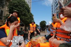 Đoàn cứu hộ Quân khu 1 giúp dân ở Thái Nguyên ra khỏi vùng bị ngập sâu do bão lũ. (Ảnh: Nhật Anh/TTXVN) 