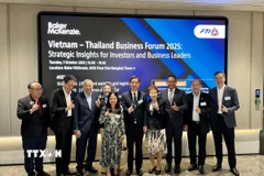 Đại sứ Phạm Việt Hùng (giữa) cùng đại diện Ban tổ chức và đại biểu tham dự Diễn đàn. (Ảnh: Đỗ Sinh/TTXVN) 