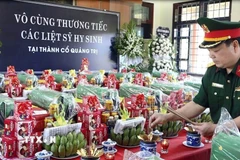 Đại tá Lê Hồng Việt, Phó Bí thư Thường trực Đảng ủy Quân sự tỉnh, Chính ủy Bộ Chỉ huy Quân sự tỉnh Quảng Trị, Phó trưởng Ban thường trực Ban Chỉ đạo 515 tỉnh thắp hương viếng anh linh các anh hùng liệt sỹ. (Ảnh: TTXVN phát)