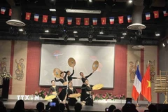 Tiết mục biểu diễn của đoàn nghệ thuật Nhà hát Ca múa nhạc Quốc gia Việt Nam tại Pháp. (Ảnh: Ngọc Hiệp/TTXVN)