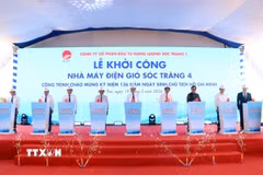 Ban tổ chức tiến hành nghi thức bấm nút khởi công Dự án Nhà máy Điện gió Sóc Trăng 4. (Ảnh: Trung Kiên/TTXVN)
