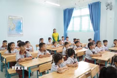 Niềm vui của cô và trò Trường Tiểu học Trần Đại Nghĩa (phường Bình Hưng Hoà) khi học trong ngôi trường mới khang trang. (Ảnh: Thu Hoài/TTXVN)