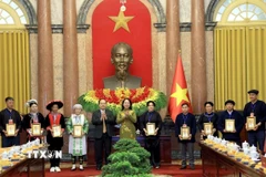 Phó Chủ tịch nước Võ Thị Ánh Xuân tặng quà các đại biểu dân tộc thiểu số tiêu biểu tỉnh Cao Bằng. (Ảnh: Tuấn Anh/TTXVN) 