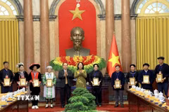 Phó Chủ tịch nước Võ Thị Ánh Xuân tặng quà các đại biểu dân tộc thiểu số tiêu biểu tỉnh Cao Bằng. (Ảnh: Tuấn Anh/TTXVN) 