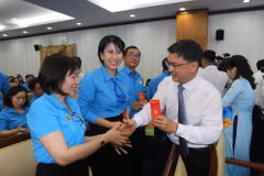 Phát huy tinh thần gương mẫu của đảng viên công nhân tại công đoàn cơ sở