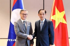 Bộ trưởng Ngoại giao Lê Hoài Trung đón Bộ trưởng Ngoại giao Lào Thongsavanh Phomvihane đồng chủ trì Tham vấn chính trị cấp Bộ trưởng Ngoại giao Việt Nam-Lào lần thứ 12. (Ảnh: An Đăng/TTXVN)
