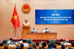 Lãnh đạo thành phố Hà Nội và các sở, ngành trực tiếp giải đáp kiến nghị của doanh nghiệp. (Ảnh: Trung Nguyên/TTXVN)