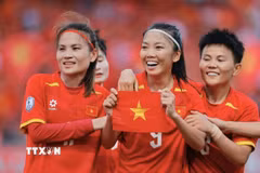 Đội trưởng Huỳnh Như (số 9) ghi bàn thắng nâng tỷ số lên 2-0 cho đội tuyển nữ Việt Nam. (Ảnh: Minh Quyết/TTXVN)