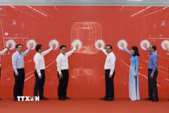 Lãnh đạo Ủy ban Nhân dân Thành phố Hồ Chí Minh và các sở, ngành thực hiện nghi thức ra mắt Trung tâm Phục vụ hành chính công Thành phố Hồ Chí Minh. (Ảnh: Xuân Anh/TTXVN)