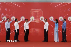 Lãnh đạo Ủy ban Nhân dân Thành phố Hồ Chí Minh và các sở, ngành thực hiện nghi thức ra mắt Trung tâm Phục vụ hành chính công Thành phố Hồ Chí Minh. (Ảnh: Xuân Anh/TTXVN)