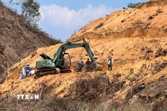 Hiện trường xảy ra vụ việc ông Phan M. bị máy xúc cán qua tử vong. (Ảnh TTXVN phát)