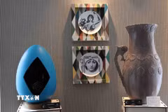 Một chiếc bình gốm Art Déco của nghệ nhân Sasaki làm hoàn toàn từ chocolate. (Ảnh: Hương Giang/TTXVN)