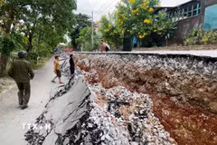 Vào khoảng 11 giờ ngày 27/7, xuất hiện lún sụt với chiều dài trên 60m, chiều rộng bình quân trên 3,5m, chiều sâu từ 0,5-1m tại công trình kè và đường An - Sơn, xã Lệ Thuỷ. (Ảnh: Thanh Thuỷ/TTXVN)