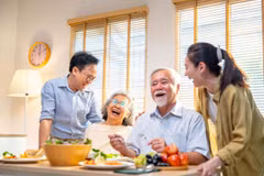 Xây dựng và bổ sung chế độ dinh dưỡng để giúp cha mẹ vui khỏe tận hưởng phút giây sum vầy. (Ảnh minh họa: Vietnam+)