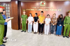 Cơ quan Cảnh sát điều tra Công an tỉnh Thanh Hóa thi hành Quyết định khởi tố vụ án, khởi tố bị can đường dây buôn bán nước hoa giả quy mô lớn. (Ảnh: TTXVN phát)