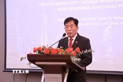Ông Vũ Hồ, Đại sứ đặc mệnh toàn quyền Việt Nam tại Hàn Quốc phát biểu tại diễn đàn. (Ảnh: Xuân Anh/TTXVN)